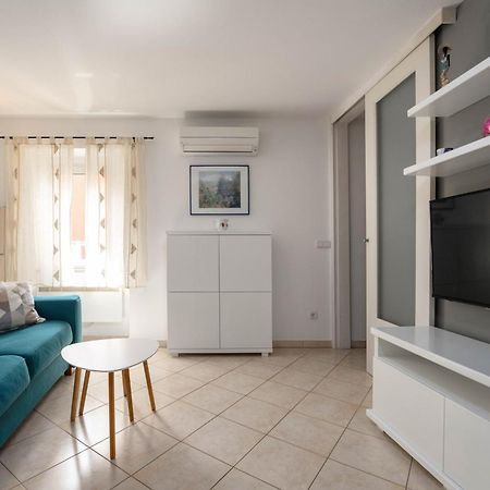 Degrassi Square Apartments (Adults Only) Врсар Экстерьер фото