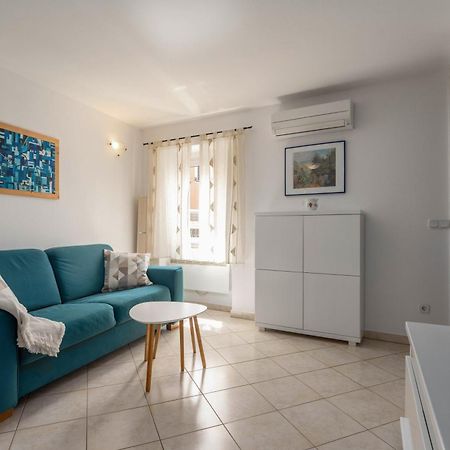 Degrassi Square Apartments (Adults Only) Врсар Экстерьер фото
