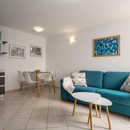 Degrassi Square Apartments (Adults Only) Врсар Экстерьер фото