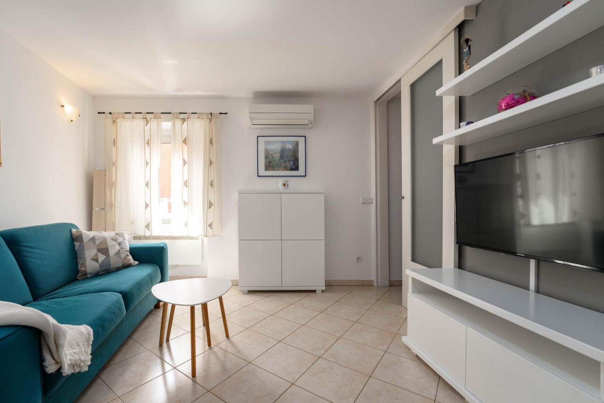 Degrassi Square Apartments (Adults Only) Врсар Экстерьер фото