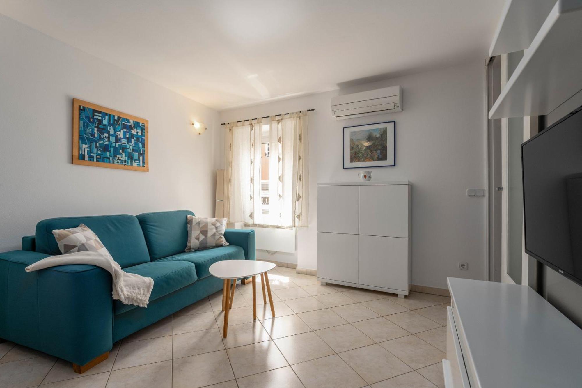Degrassi Square Apartments (Adults Only) Врсар Экстерьер фото