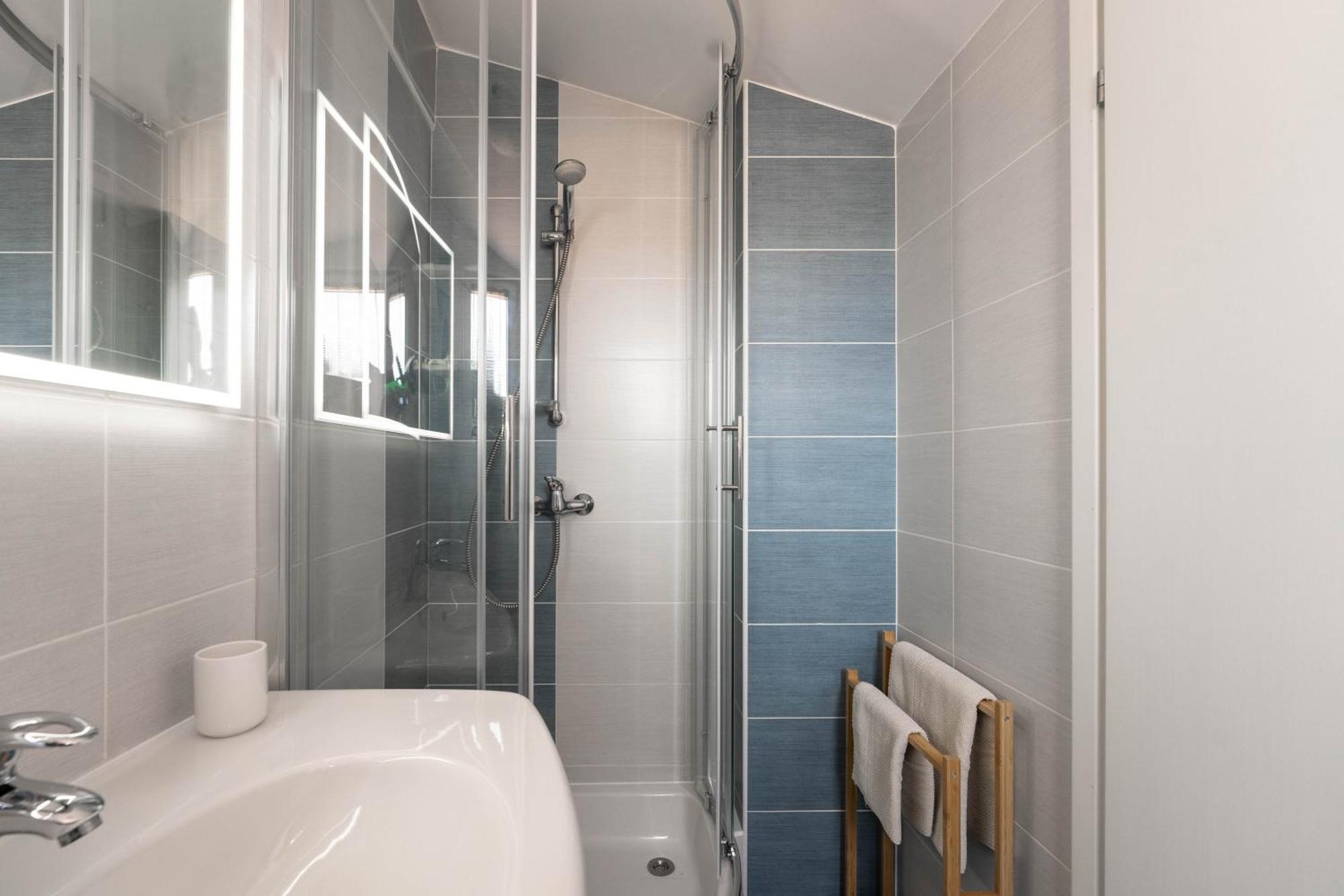 Degrassi Square Apartments (Adults Only) Врсар Экстерьер фото