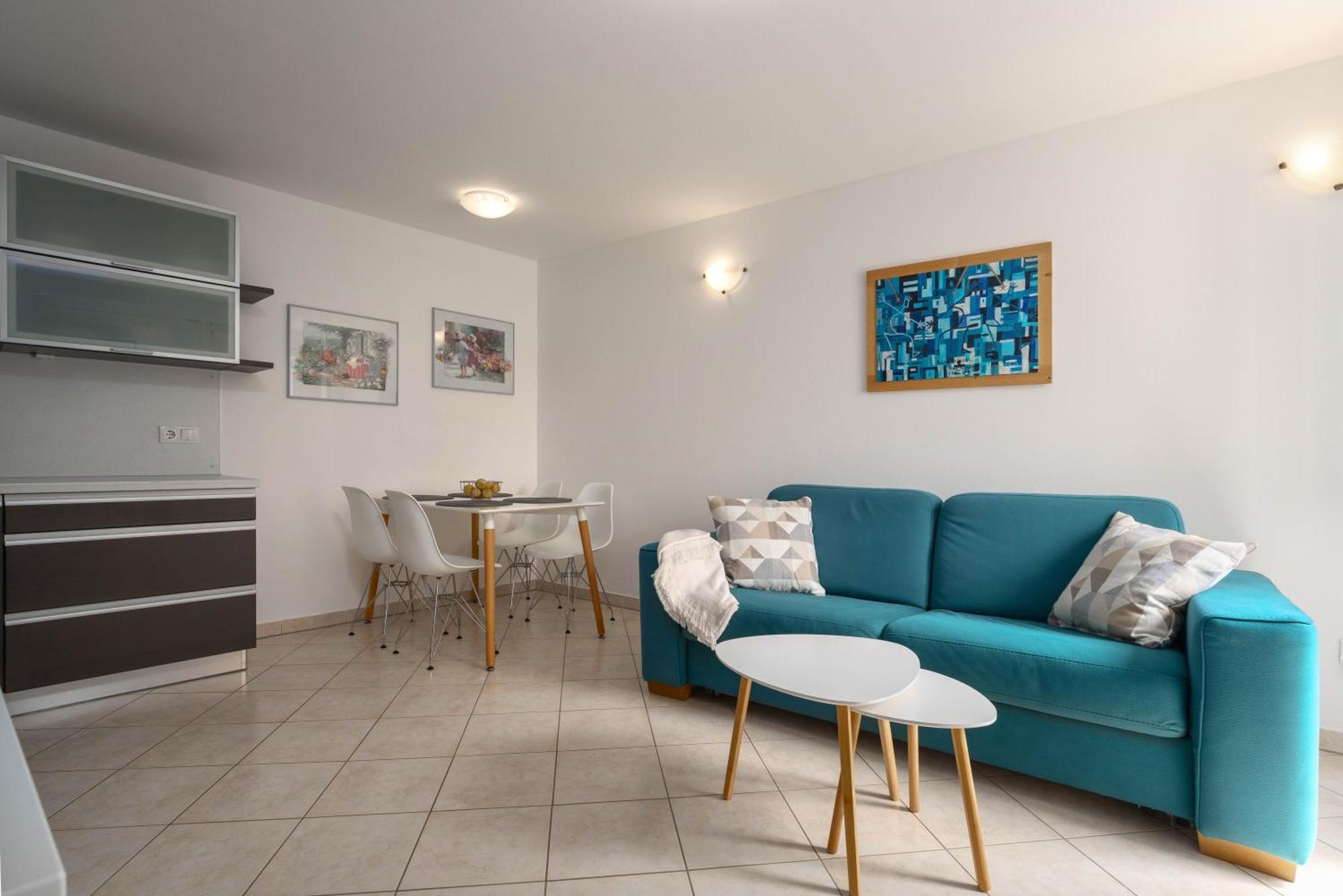 Degrassi Square Apartments (Adults Only) Врсар Экстерьер фото