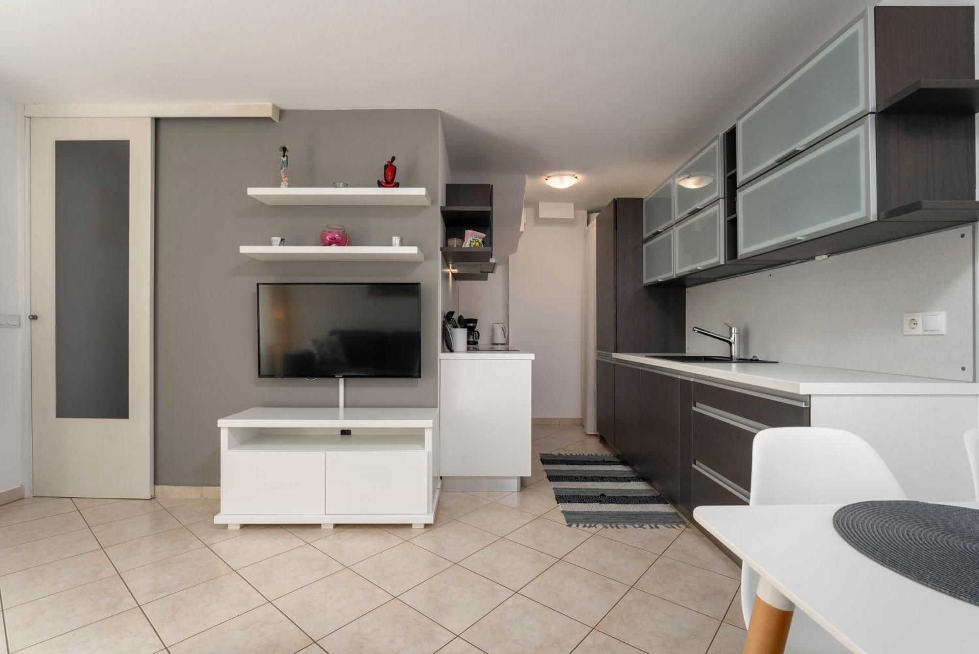 Degrassi Square Apartments (Adults Only) Врсар Экстерьер фото