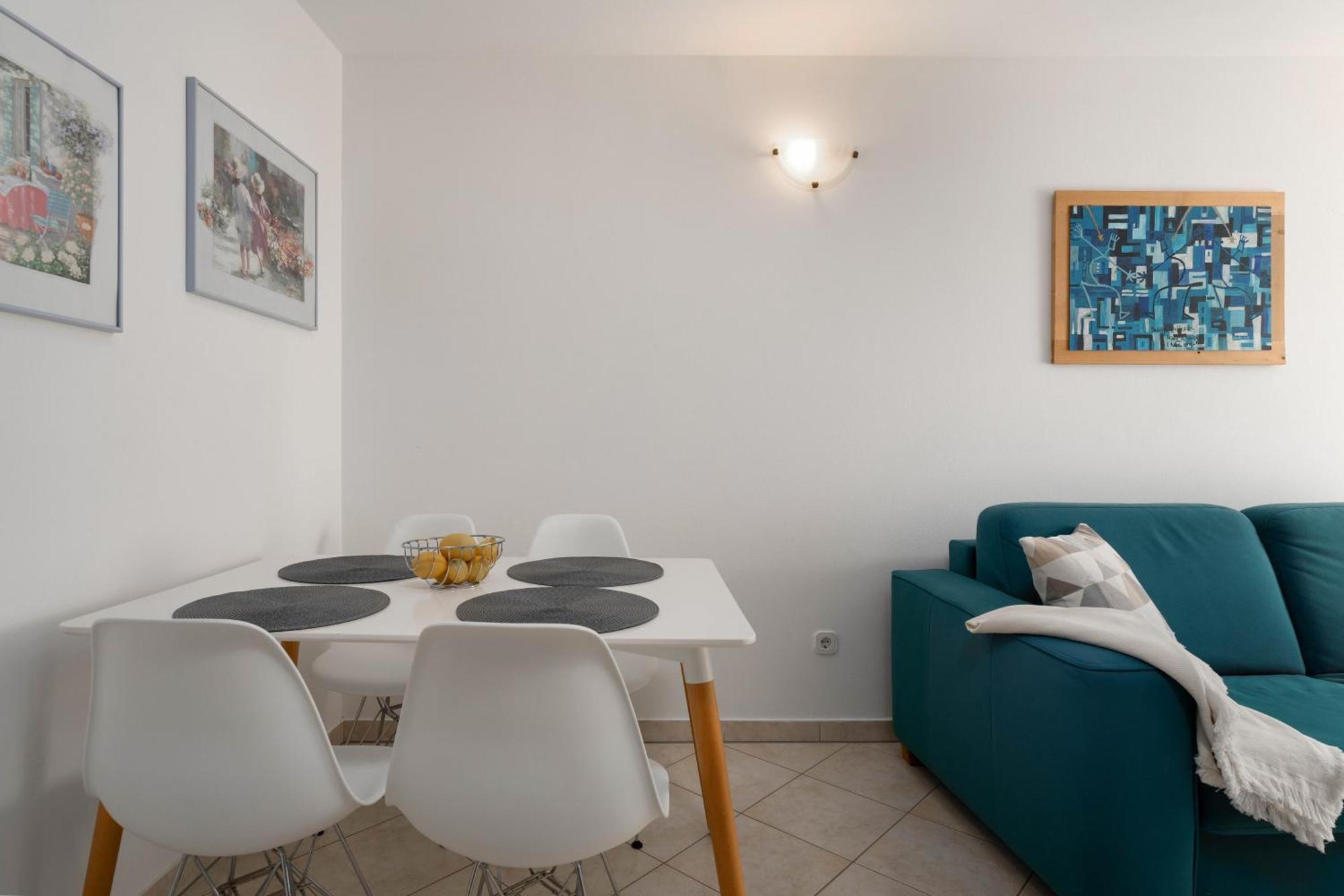 Degrassi Square Apartments (Adults Only) Врсар Экстерьер фото