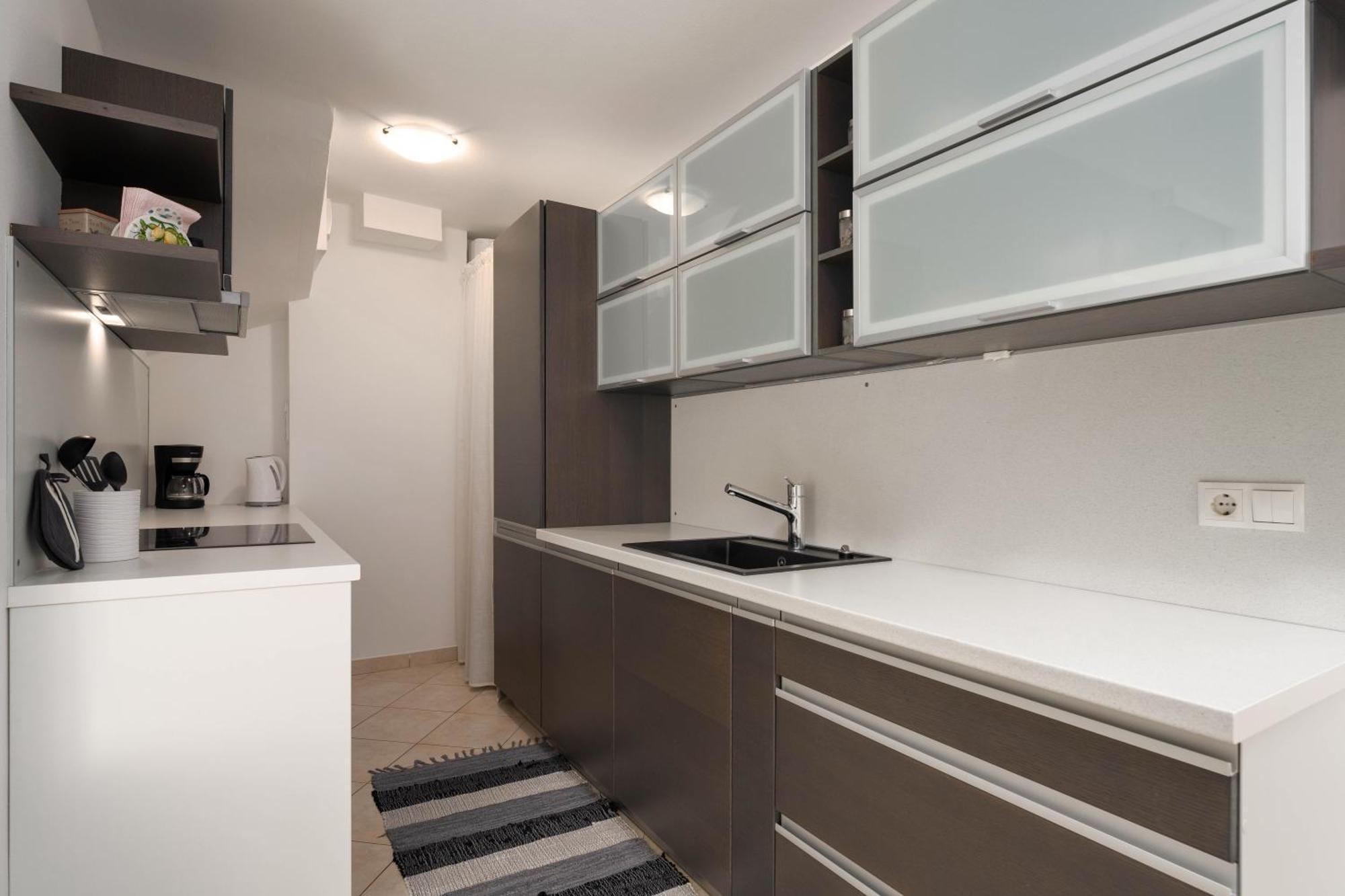 Degrassi Square Apartments (Adults Only) Врсар Экстерьер фото