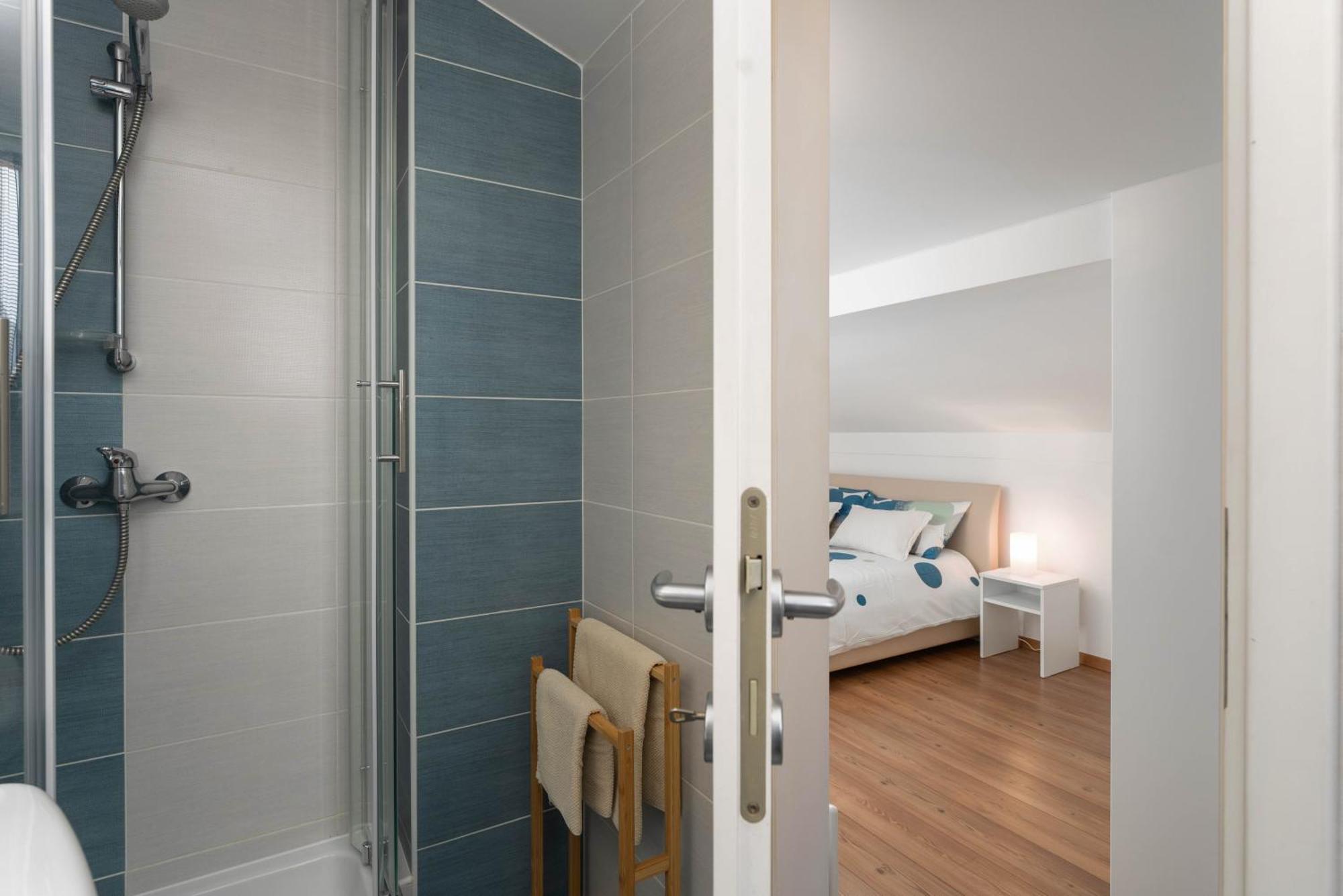 Degrassi Square Apartments (Adults Only) Врсар Экстерьер фото