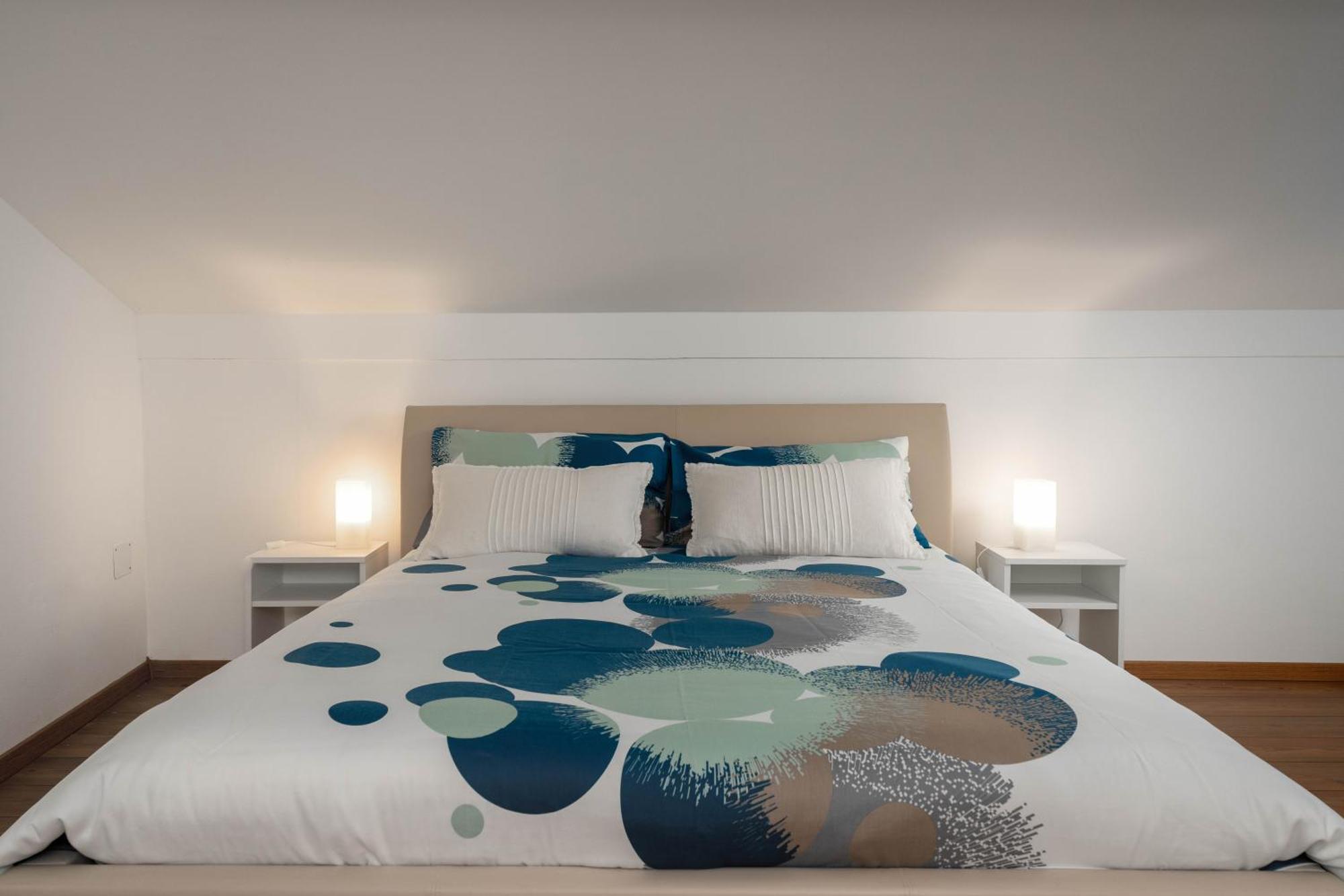 Degrassi Square Apartments (Adults Only) Врсар Экстерьер фото