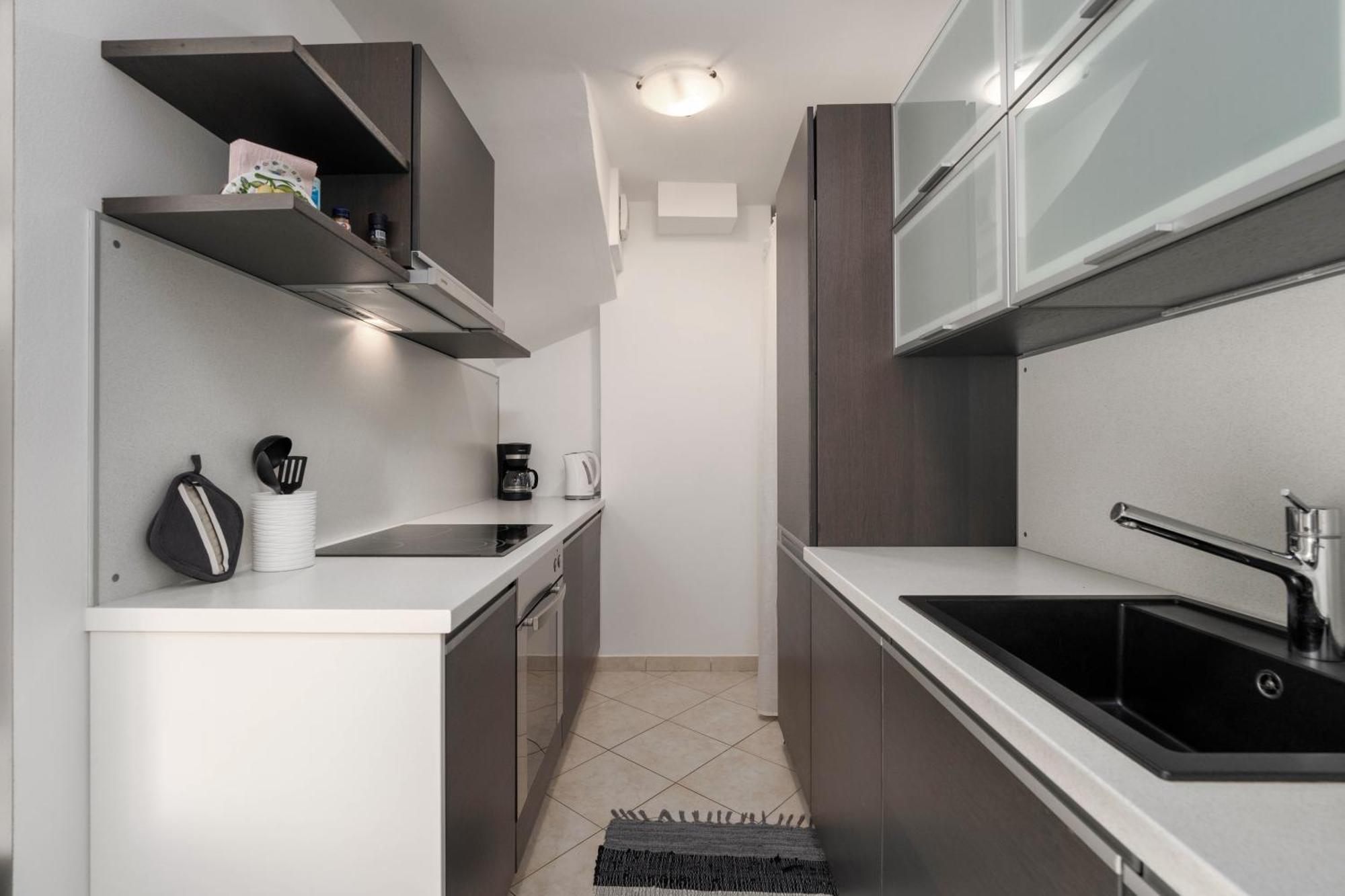 Degrassi Square Apartments (Adults Only) Врсар Экстерьер фото