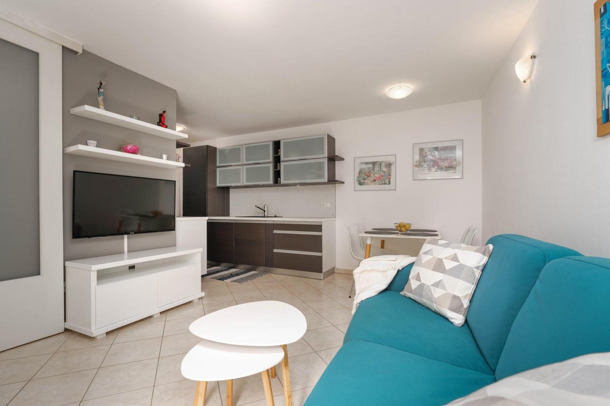 Degrassi Square Apartments (Adults Only) Врсар Экстерьер фото