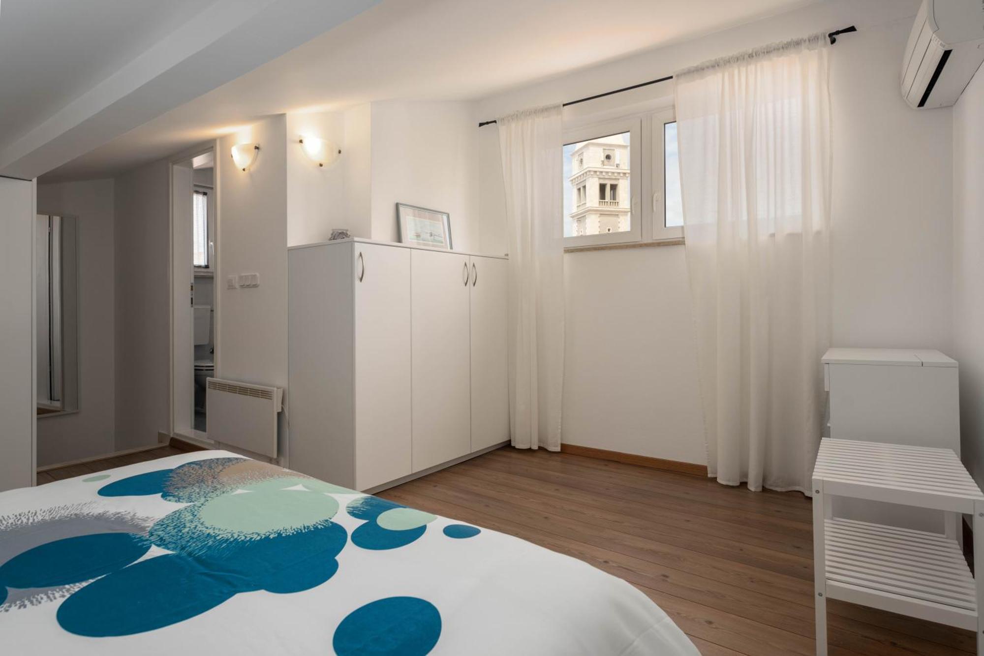 Degrassi Square Apartments (Adults Only) Врсар Экстерьер фото