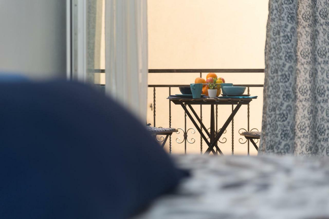 Degrassi Square Apartments (Adults Only) Врсар Экстерьер фото