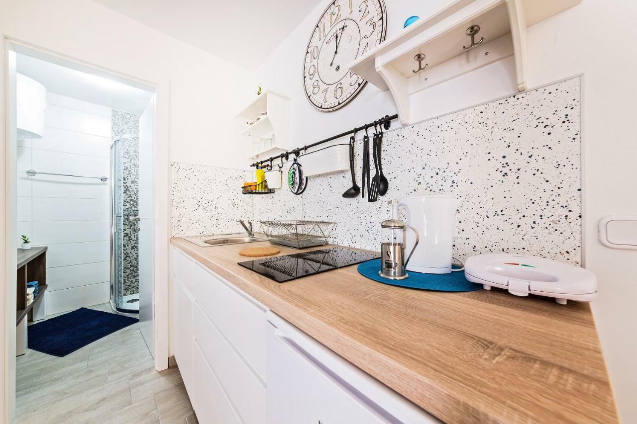 Degrassi Square Apartments (Adults Only) Врсар Экстерьер фото