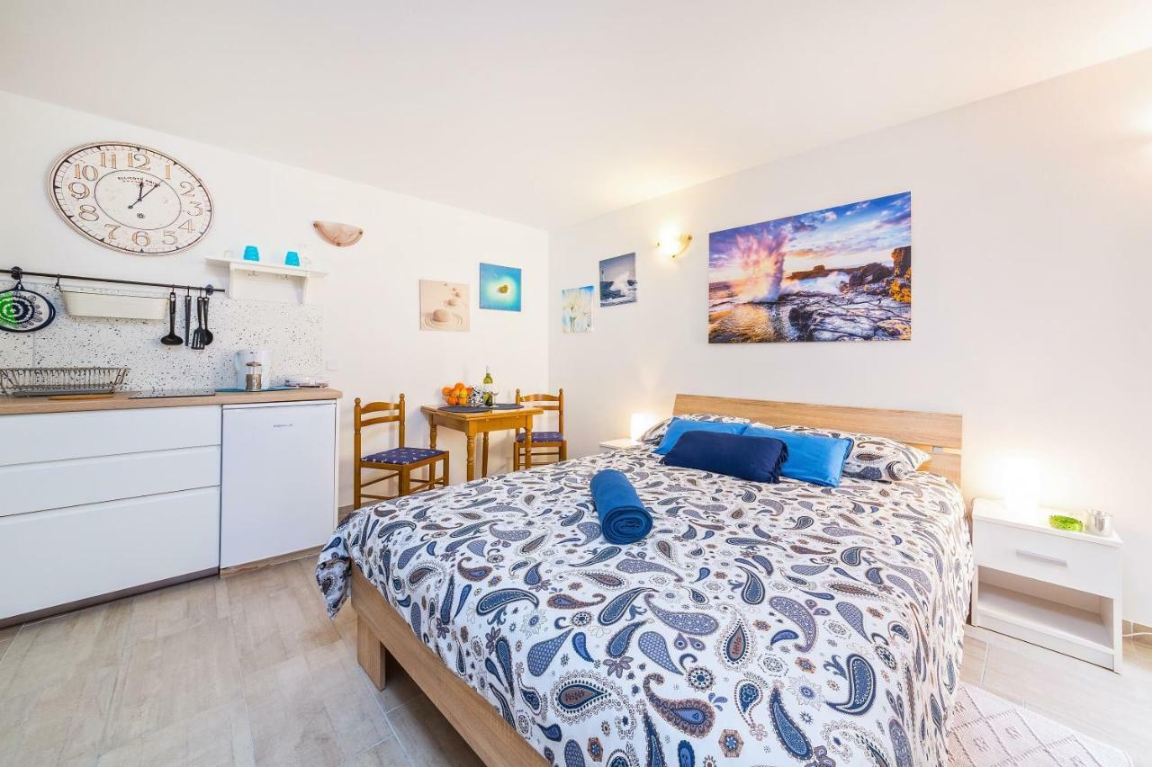 Degrassi Square Apartments (Adults Only) Врсар Экстерьер фото