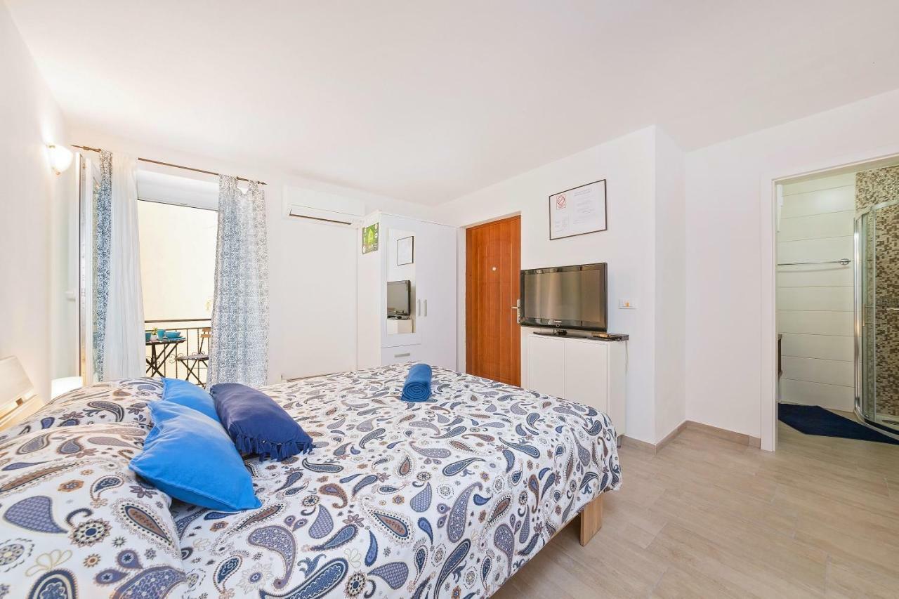 Degrassi Square Apartments (Adults Only) Врсар Экстерьер фото