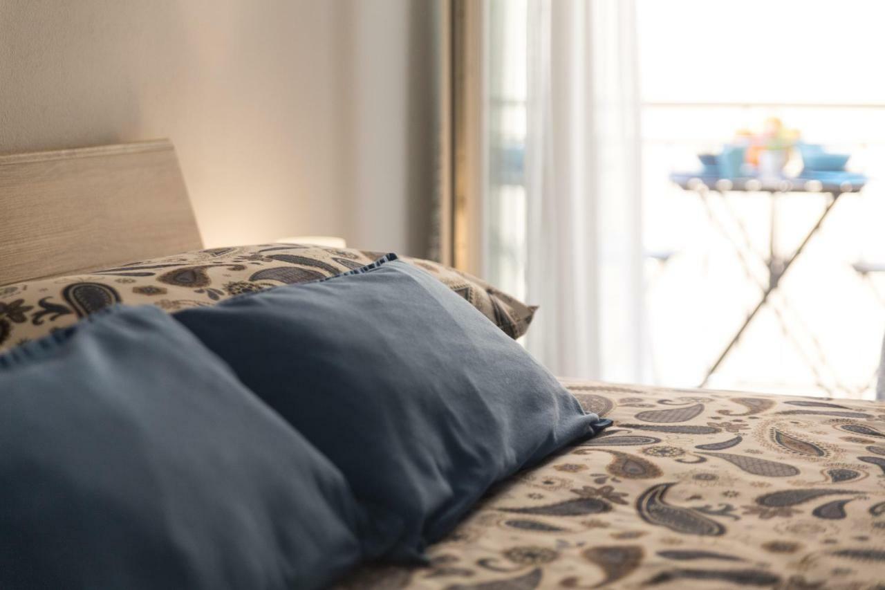 Degrassi Square Apartments (Adults Only) Врсар Экстерьер фото
