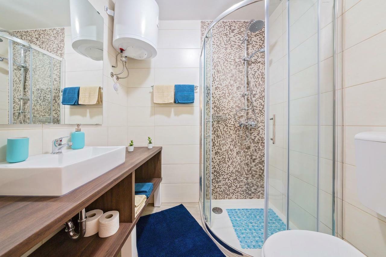 Degrassi Square Apartments (Adults Only) Врсар Экстерьер фото