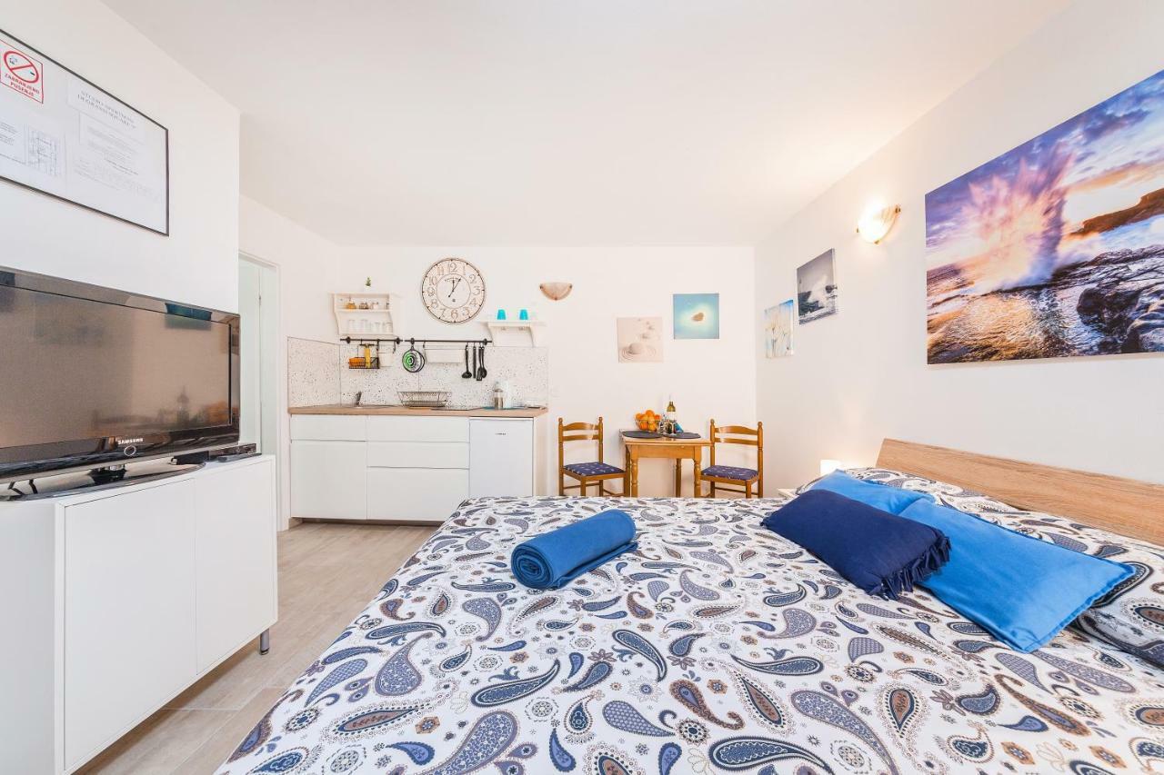 Degrassi Square Apartments (Adults Only) Врсар Экстерьер фото