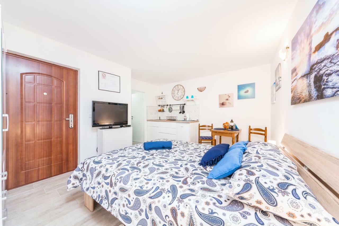 Degrassi Square Apartments (Adults Only) Врсар Экстерьер фото