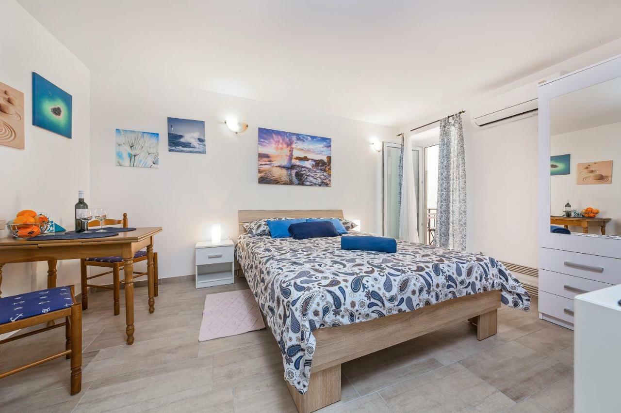 Degrassi Square Apartments (Adults Only) Врсар Экстерьер фото